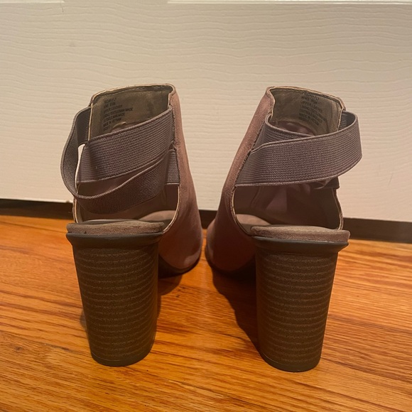 Kenneth Cole Reaction Fridah Fly Heels - Picture 6 of 9